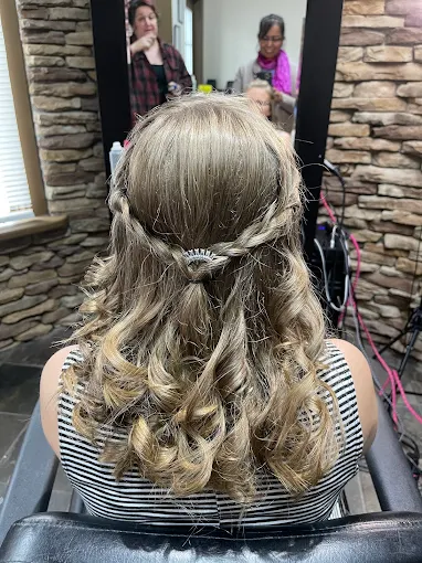 Blonde half-up hairstyle with curled lengths